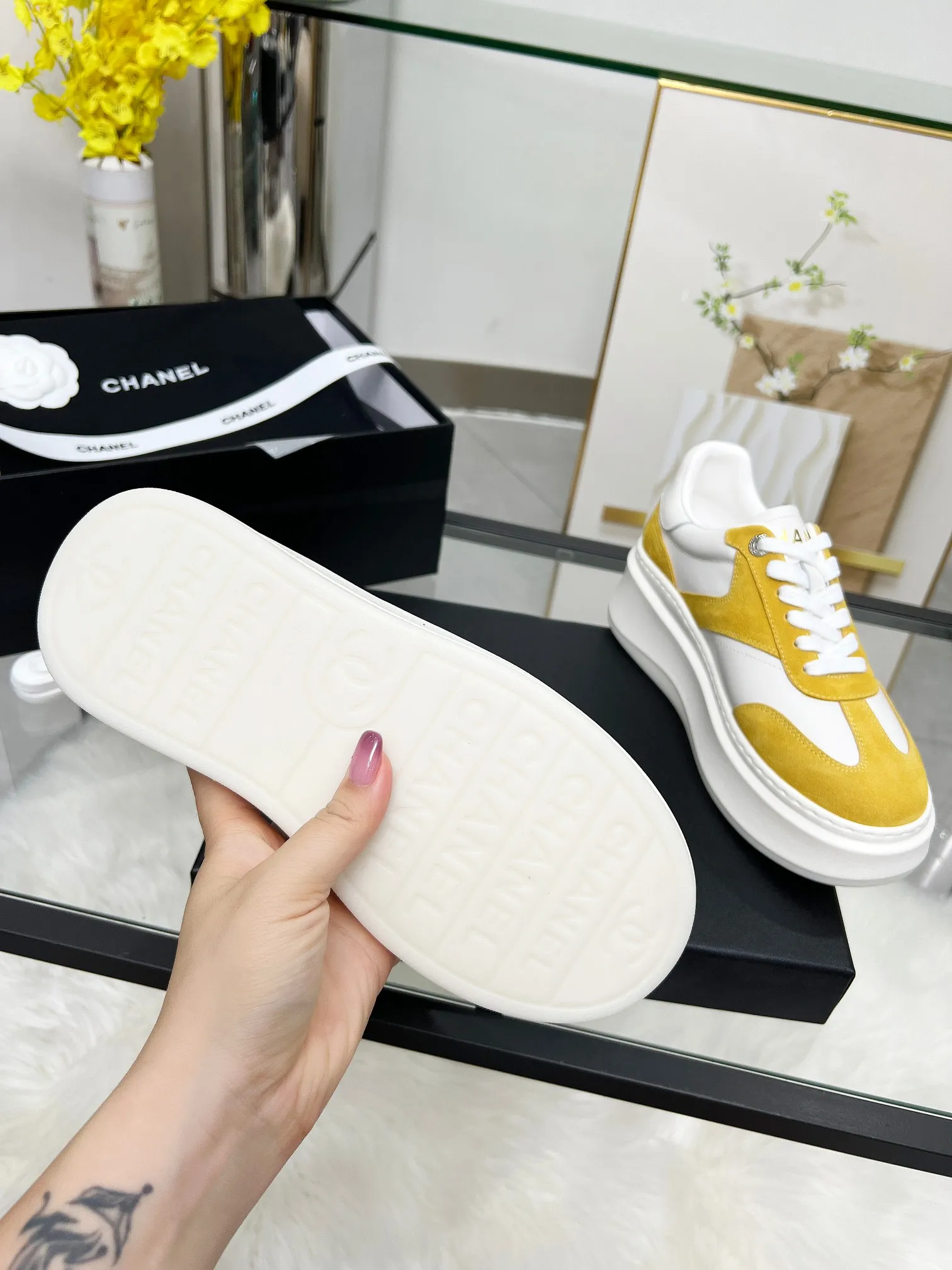 👟👟Ex-factory price 480👟👟 CHANEL 25C spring and summer new sports shoes official website is available at the same time ❤️ Counter out-of-stock kings. Major bloggers are recommending new styles on social days. This season’s new styles are simply eye-catching and look great on the feet. The casual casual sports style is refreshing and natural, interpreting Chanel’s fashionable femininity. The overall customization makes all sports models on the market at that time obsolete. This series is now available for sale! The upper is made of custom imported pebbled calf leather ➕ custom frosted calf leather. The lining is made of original one-to-one professionally customized mesh. Hardware accessories. Original full set of molds (not common in the market). Original custom molded TPU combination outsole. Height 4 cm. Women's size 35-39.